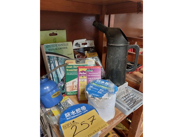 Lot 257 - lot diversen , tape, voegstrips…. - afbeelding 2 van  3
