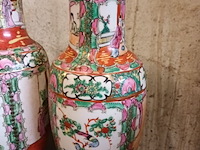 Lot 257 - oosterse vazen. 3 stuks - afbeelding 2 van  6