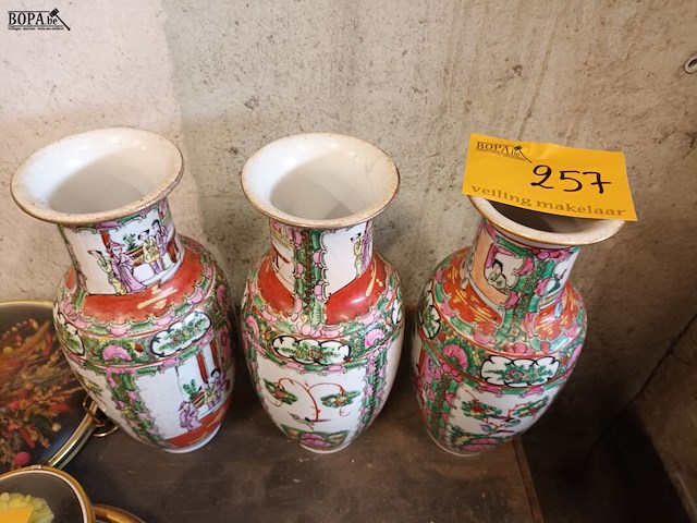 Lot 257 - oosterse vazen. 3 stuks - afbeelding 6 van  6
