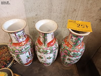 Lot 257 - oosterse vazen. 3 stuks - afbeelding 6 van  6