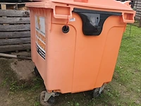 Lot 257 - zalmroze afvalcontainer op wielen - afbeelding 2 van  3