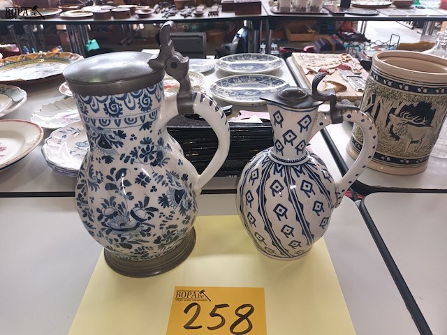 Lot 258 - antieke schenkkan. 2 stuks - afbeelding 1 van  4