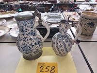 Lot 258 - antieke schenkkan. 2 stuks - afbeelding 1 van  4