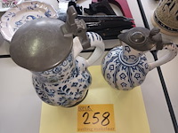 Lot 258 - antieke schenkkan. 2 stuks - afbeelding 4 van  4