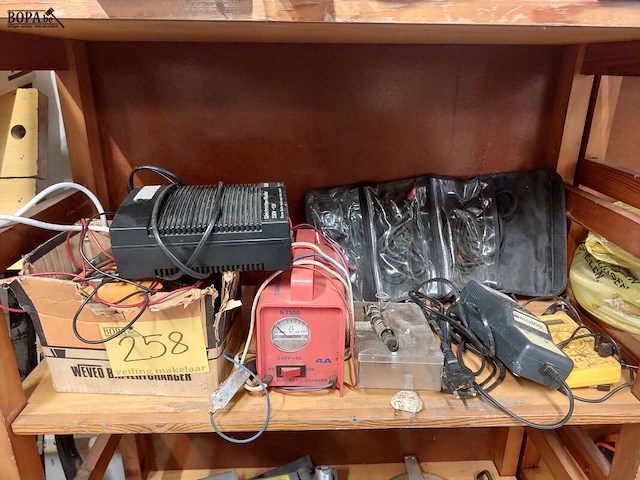Lot 258 - batterijladers, multimeter... - afbeelding 1 van  3