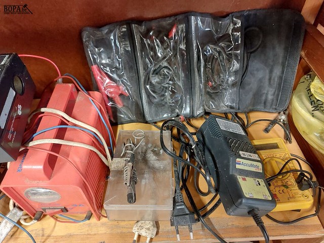 Lot 258 - batterijladers, multimeter... - afbeelding 2 van  3