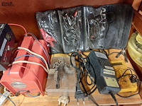 Lot 258 - batterijladers, multimeter... - afbeelding 2 van  3