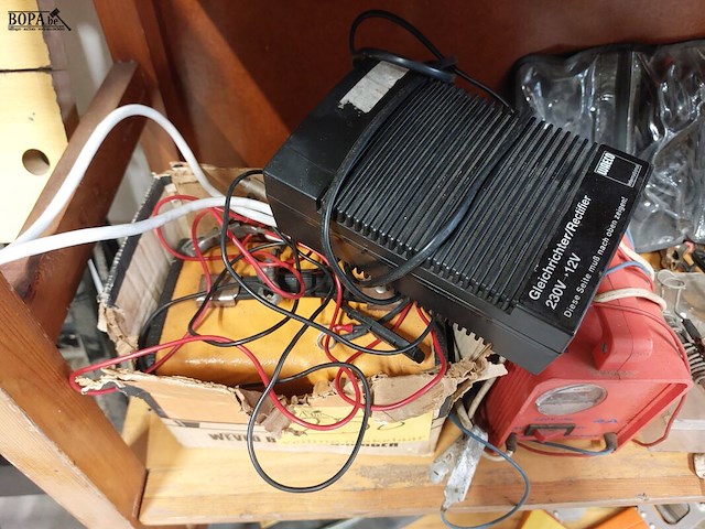 Lot 258 - batterijladers, multimeter... - afbeelding 3 van  3