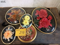 Lot 258 - bolle kaders met bloemen. 5 stuks - afbeelding 1 van  4