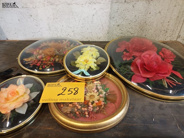 Lot 258 - bolle kaders met bloemen. 5 stuks - afbeelding 2 van  4
