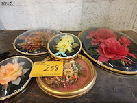 Lot 258 - bolle kaders met bloemen. 5 stuks - afbeelding 2 van  4