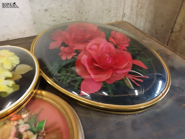 Lot 258 - bolle kaders met bloemen. 5 stuks - afbeelding 3 van  4