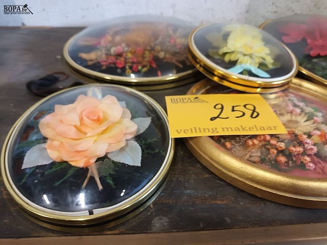 Lot 258 - bolle kaders met bloemen. 5 stuks - afbeelding 4 van  4