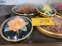 Lot 258 - bolle kaders met bloemen. 5 stuks - afbeelding 4 van  4
