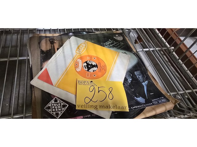 Lot 258 - diverse lp's in bakeliet - afbeelding 1 van  3
