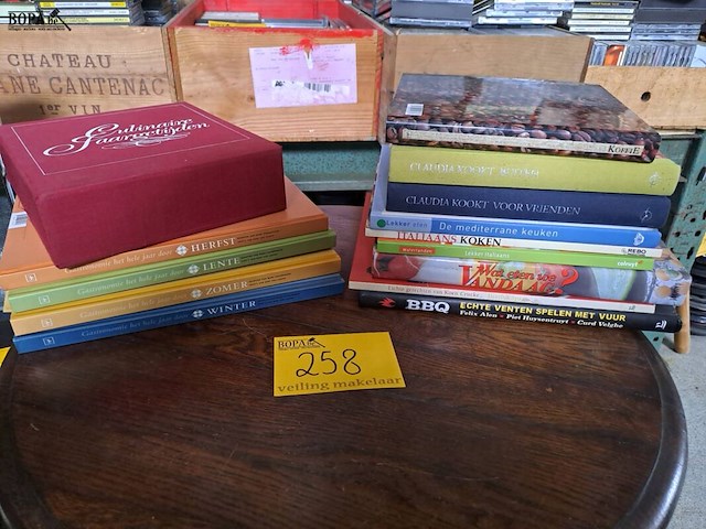 Lot 258 - lot kookboeken (seizoenen, koffie, bbq) - afbeelding 1 van  1