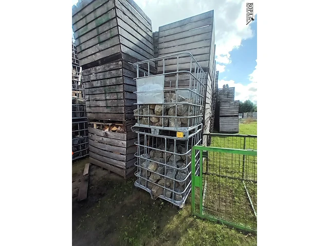 Lot 258 - metalen kooi met kasseien. 2 stuks - afbeelding 1 van  3