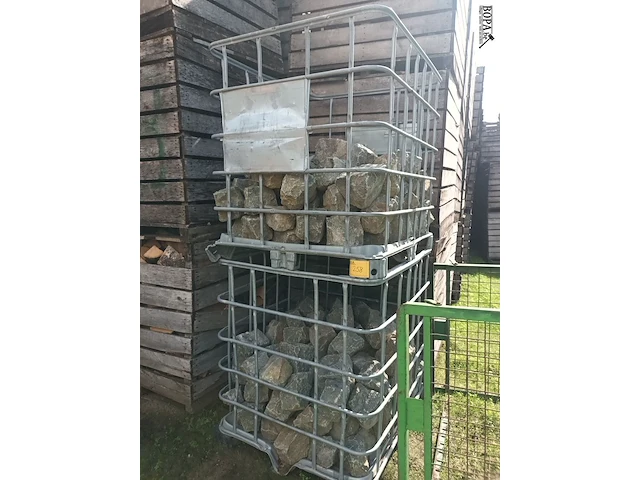 Lot 258 - metalen kooi met kasseien. 2 stuks - afbeelding 2 van  3