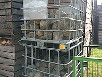 Lot 258 - metalen kooi met kasseien. 2 stuks - afbeelding 2 van  3