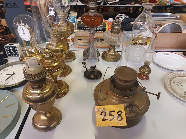 Lot 258 - olielampen in koper. 10 stuks - afbeelding 1 van  5