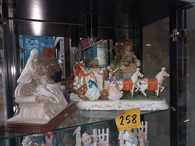 Lot 258 - porseleinen beeldjes. 35 stuks - afbeelding 2 van  6
