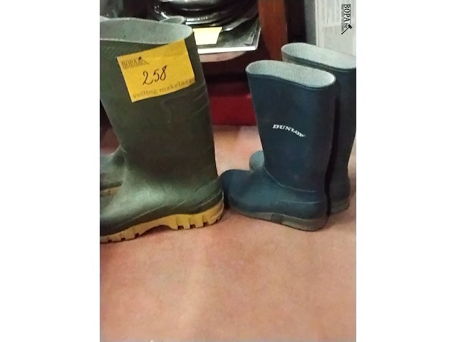Lot 258 - regenlaarsen 2 paar mt 35 en mt 44 - afbeelding 1 van  1