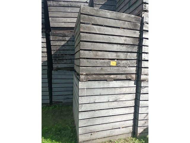 Lot 259 - houten kist met zaagmeel. 3 stuks - afbeelding 1 van  1