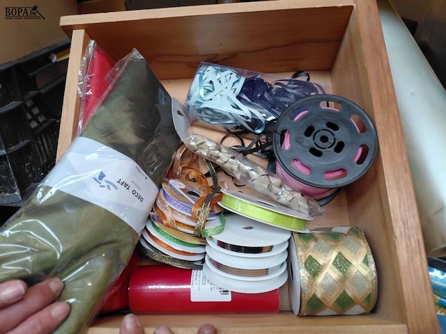 Lot 259 - lot decoratielint en doorzichtige folie - afbeelding 1 van  3