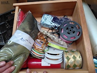 Lot 259 - lot decoratielint en doorzichtige folie - afbeelding 1 van  3