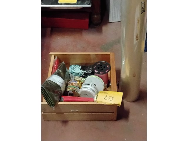 Lot 259 - lot decoratielint en doorzichtige folie - afbeelding 2 van  3