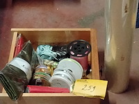 Lot 259 - lot decoratielint en doorzichtige folie - afbeelding 2 van  3