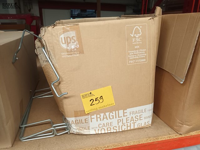 Lot 259 - montage materiaal voor bedden - afbeelding 1 van  3