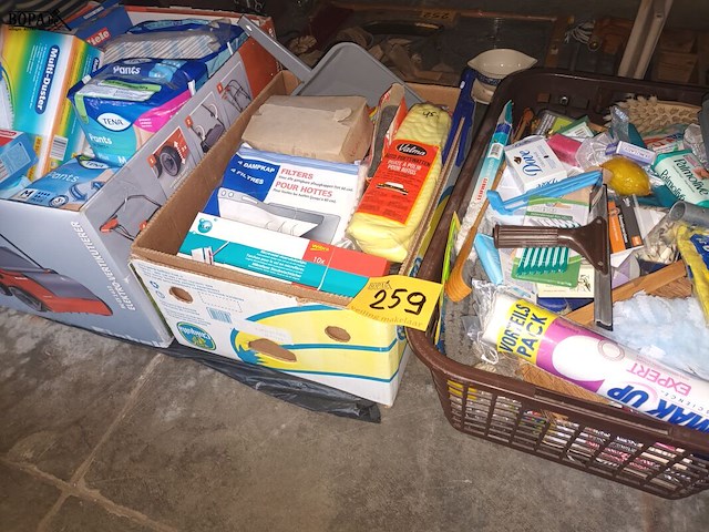 Lot 259 - poetsmateriaal en huisraad - afbeelding 1 van  4