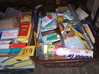 Lot 259 - poetsmateriaal en huisraad - afbeelding 2 van  4