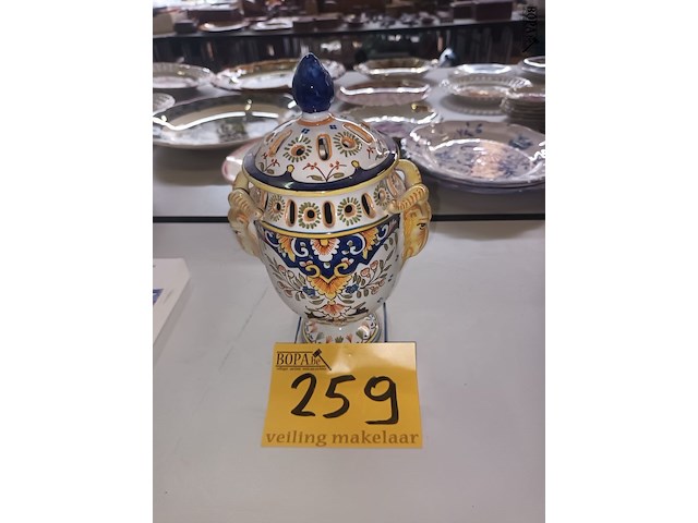 Lot 259 - rouen porselein - afbeelding 1 van  4
