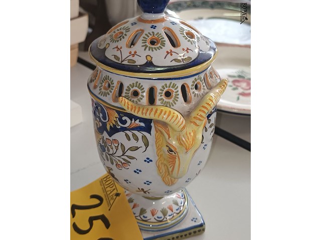 Lot 259 - rouen porselein - afbeelding 4 van  4