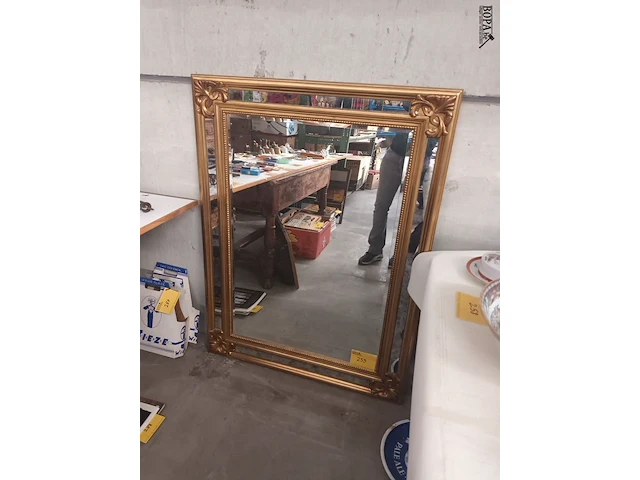 Lot 259 - spiegel in vergulde lijst - afbeelding 1 van  5