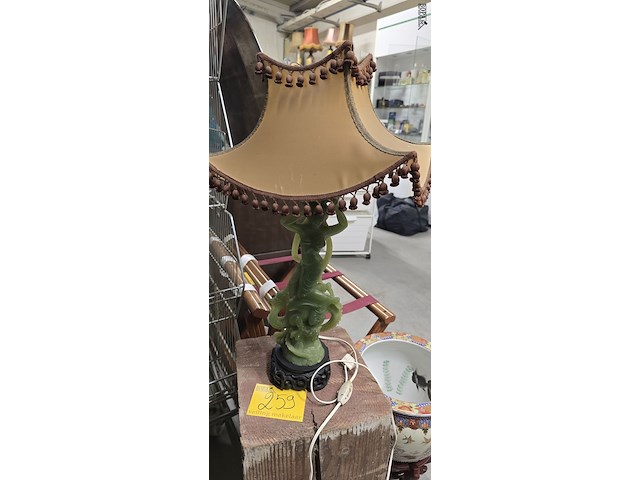 Lot 259 - tafellamp in faux jade of kunsthars - afbeelding 1 van  4