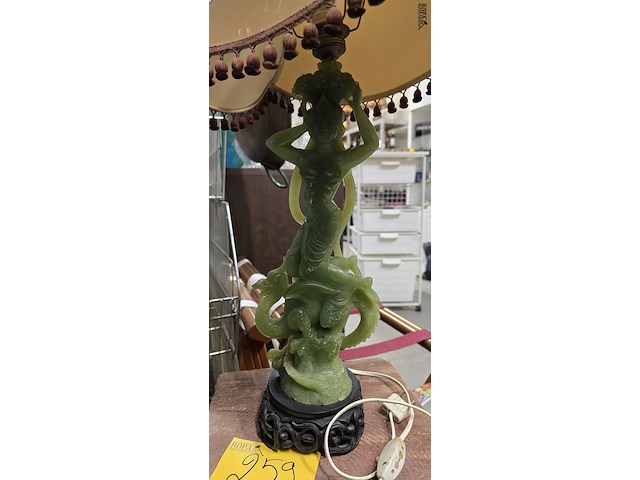 Lot 259 - tafellamp in faux jade of kunsthars - afbeelding 2 van  4