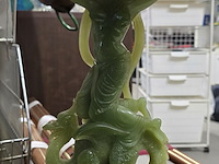 Lot 259 - tafellamp in faux jade of kunsthars - afbeelding 2 van  4