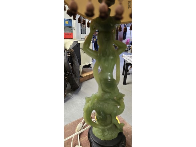 Lot 259 - tafellamp in faux jade of kunsthars - afbeelding 4 van  4