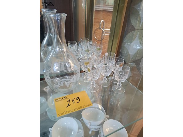 Lot 259 - wijnkaraf luminarc en borrelglaasjes - afbeelding 1 van  2