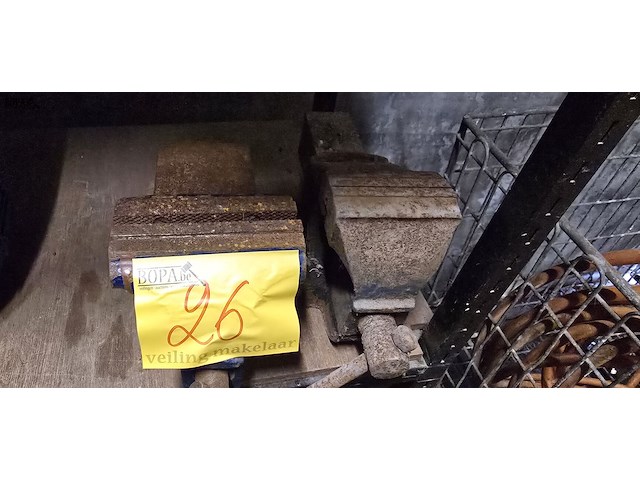 Lot 26 - bankschroef 2 stuks - afbeelding 1 van  3