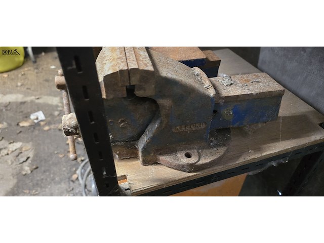 Lot 26 - bankschroef 2 stuks - afbeelding 3 van  3