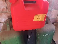 Lot 26 - bidons en bidons met producten. 11 stuks