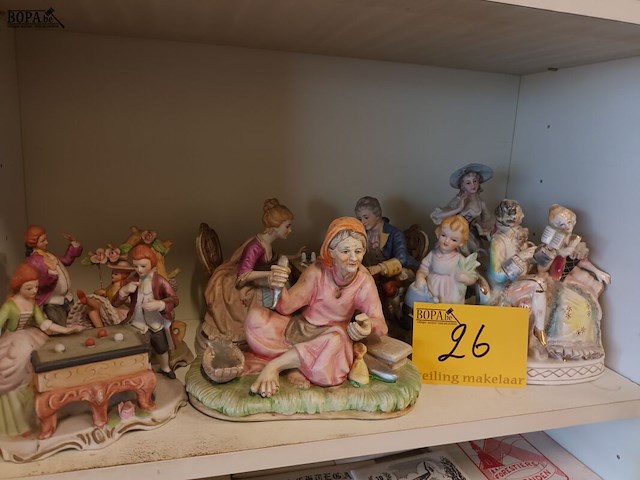 Lot 26 - biscuit beelden. 6 stuks - afbeelding 1 van  4