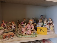 Lot 26 - biscuit beelden. 6 stuks