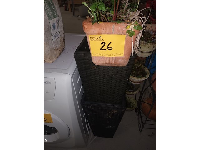 Lot 26 - bloembak en bloempotten - afbeelding 1 van  3