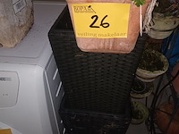 Lot 26 - bloembak en bloempotten