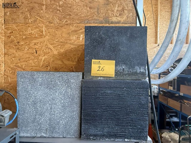 Lot 26 - bloembakken kubus polyester kunststof - afbeelding 1 van  4